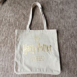 WIZARDING WORLD HARRY POTTER LONDON "OPEN AT THE CLOSE" CANVAS TOTE CREAM GOLD